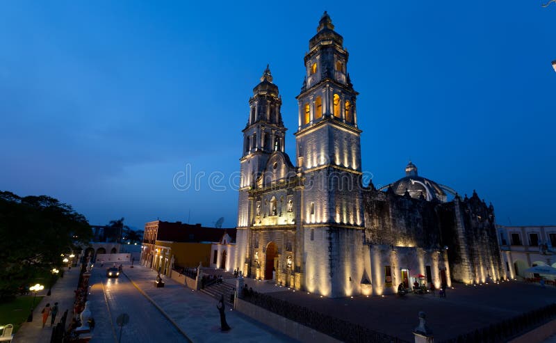CAMPECHE, MÉXICO - JUNIO 30,2014: opinión de la noche de la plaza principal y de la catedral en Campeche imágenes de archivo libres de regalías