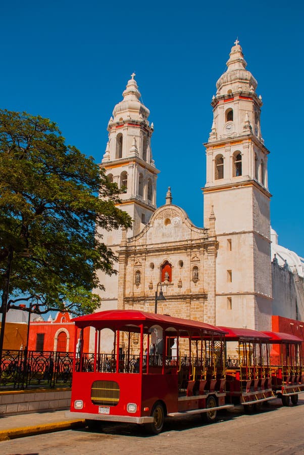Campeche, México: Plaza de la independencia, trenes del turista y catedral en el lado opuesto del cuadrado Ciudad vieja de San Fr fotografía de archivo libre de regalías