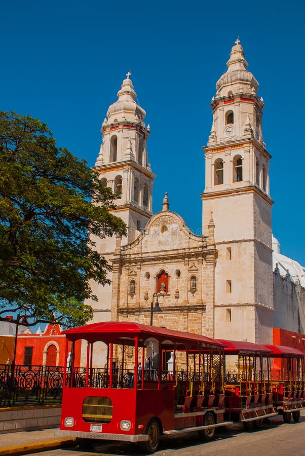 Campeche, México: Plaza de la independencia, trenes del turista y catedral en el lado opuesto del cuadrado Ciudad vieja de San Fr imágenes de archivo libres de regalías