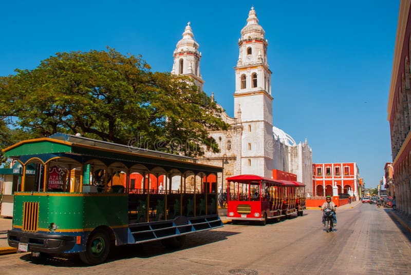 Campeche, México: Plaza de la independencia, trenes del turista y catedral en el lado opuesto del cuadrado Ciudad vieja de San Fr imagenes de archivo