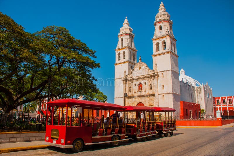 Campeche, México: Plaza de la independencia, trenes del turista y catedral en el lado opuesto del cuadrado Ciudad vieja de San Fr imágenes de archivo libres de regalías