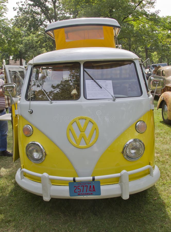 Campeggiatore 1966 di bianco & giallo di VW fotografia stock