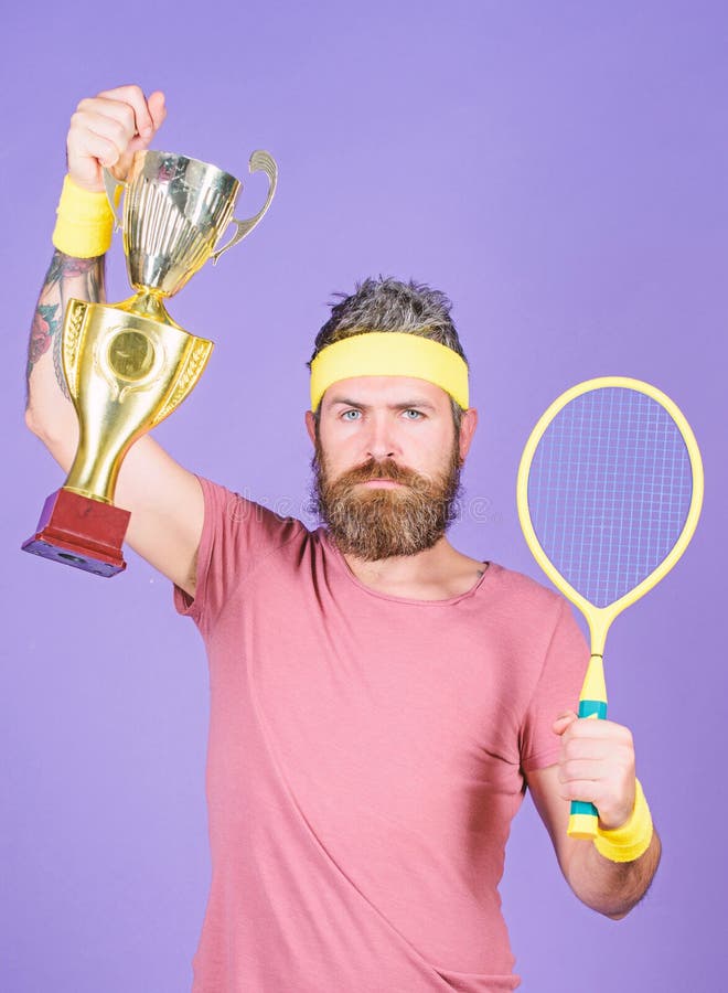 Campeonato da vit?ria do jogador de t?nis Raquete de t?nis da posse do atleta e c?lice dourado Equipamento farpado do esporte do fotografia de stock Campeonato da vit?ria do jogador de t?nis Raquete de t?nis da posse do atleta e c?lice dourado Equipamento farpado do esporte do fotografia de stock