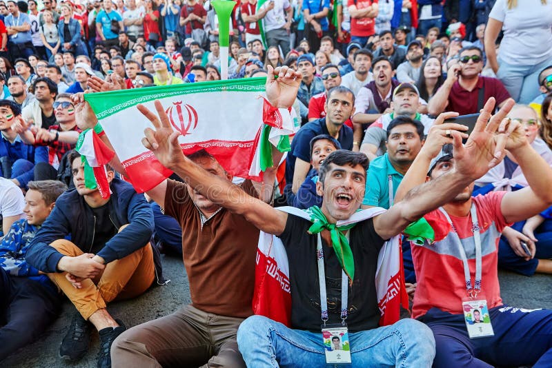 O Iraniano E O Russo Ventilam Na Zona Do Fã No Campeonato Do Mundo