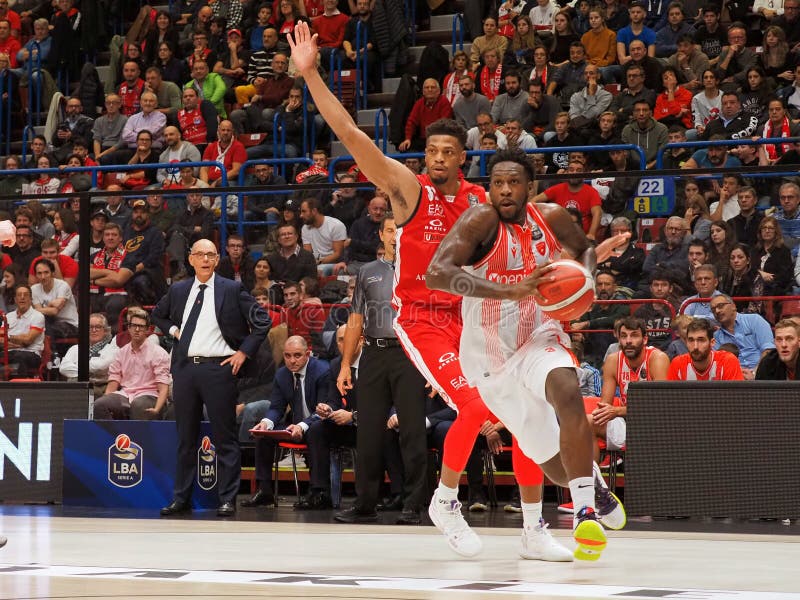 Basquete Italiano Um Campeonato Sério Segafredo Virtus Bologna Vs De Longhi  Treviso Basket Fotografia Editorial - Imagem de timeout, bolonha: 163567487