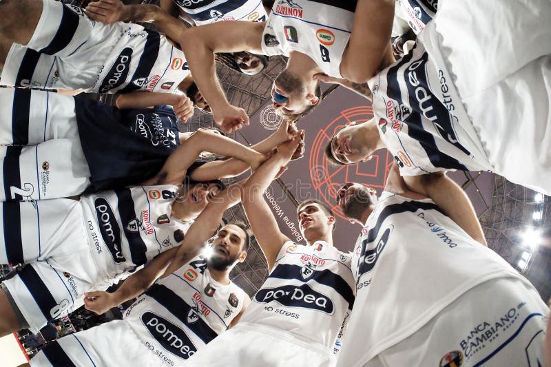 Basquete Italiano Um Campeonato Sério Segafredo Virtus Bologna Vs De Longhi  Treviso Basket Fotografia Editorial - Imagem de timeout, bolonha: 163567487