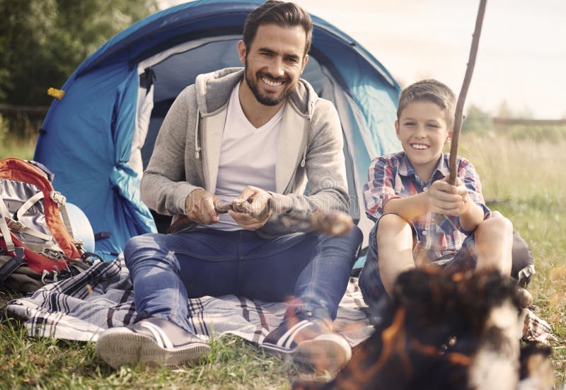 Camper avec mon fils photos stock Camper avec mon fils photos stock