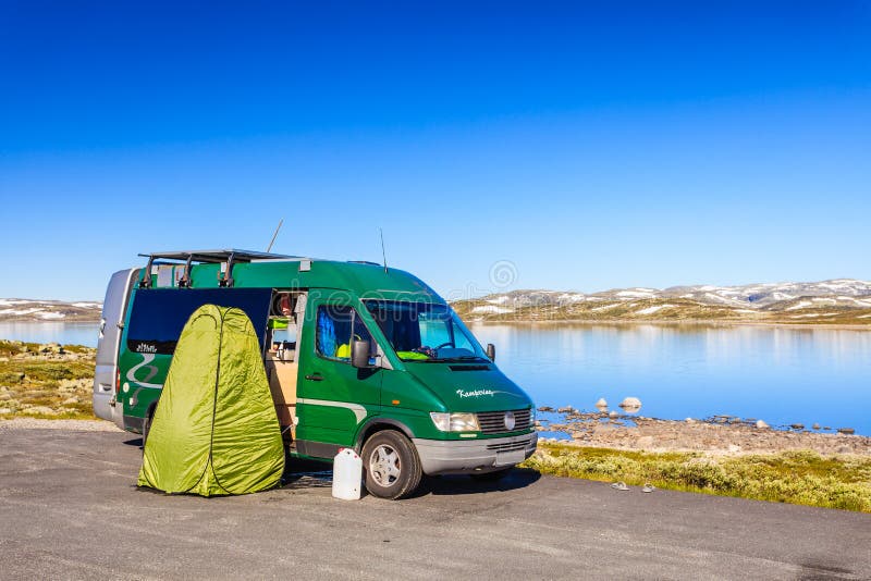 https://thumbs.dreamstime.com/b/camper-car-shower-bath-tent-norway-portable-norwegian-nature-national-tourist-hardangervidda-route-camping-tourism-169108957.jpg