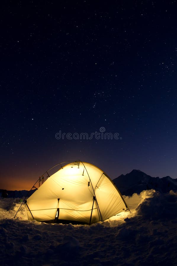 Camper sous les étoiles photographie stock