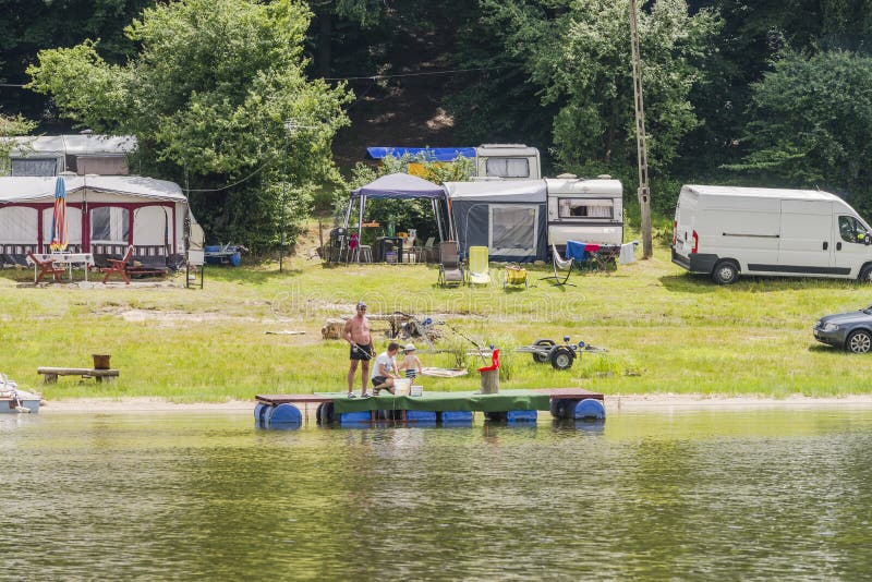 Camper sur le rivage du lac photos stock