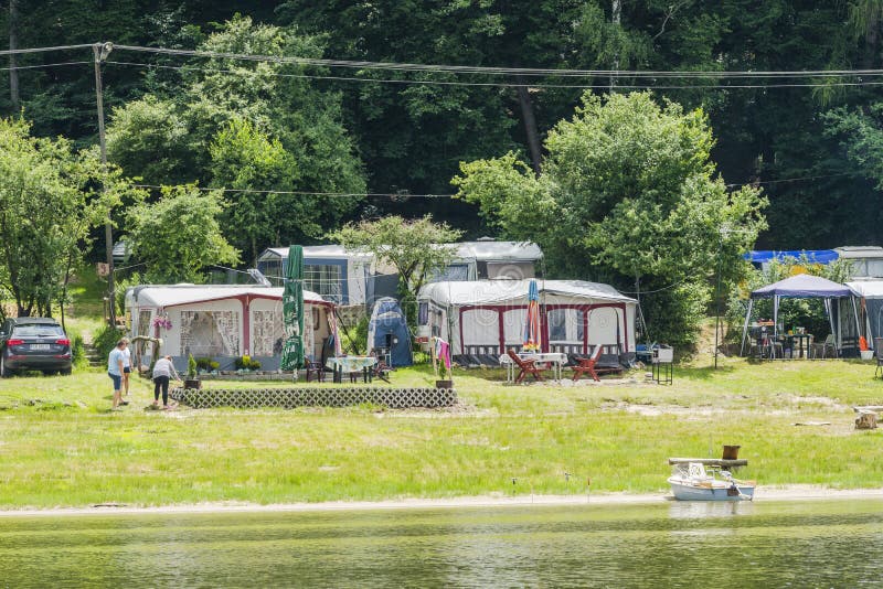 Camper sur le rivage du lac photographie stock libre de droits
