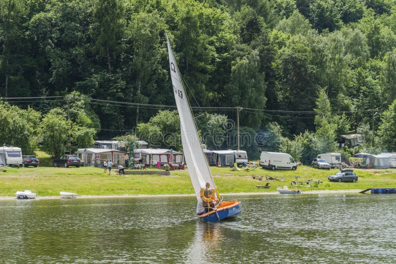 Camper sur le rivage du lac photo stock