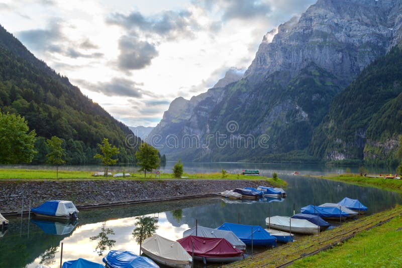 Camper sur le rivage du lac Bateaux sur le dock Switzerlan images stock