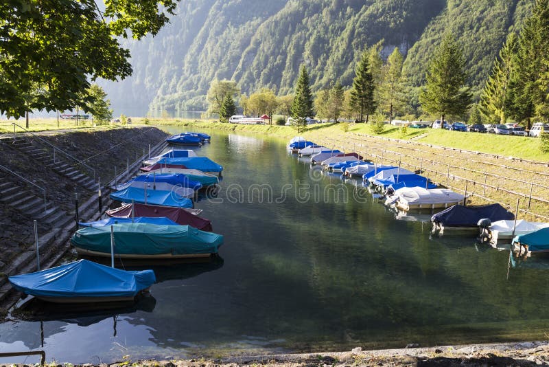 Camper sur le rivage du lac Klontalersee de montain Bateaux dessus photo stock