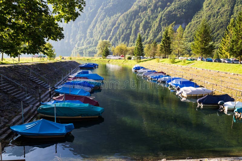 Camper sur le rivage du lac Klontalersee de montain Bateaux dessus photographie stock