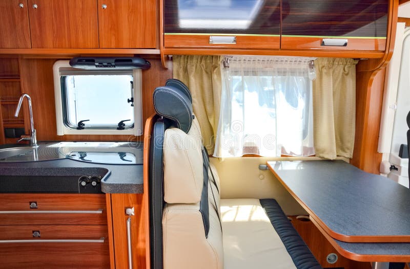Camper van rv caravana interior vista interior de la autocasa para viajes de vacaciones familiares