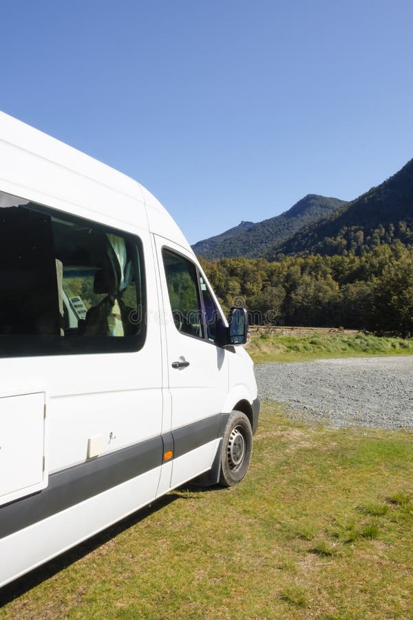 Campervan parkte in einem Wildniscampingplatz in Fjordland lizenzfreies stockfoto Campervan parkte in einem Wildniscampingplatz in Fjordland lizenzfreies stockfoto