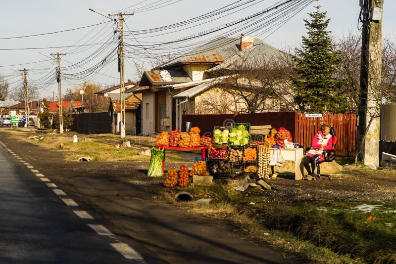 Campesinos Rumanos Vendiendo Verduras Y Frutas En La Carretera En