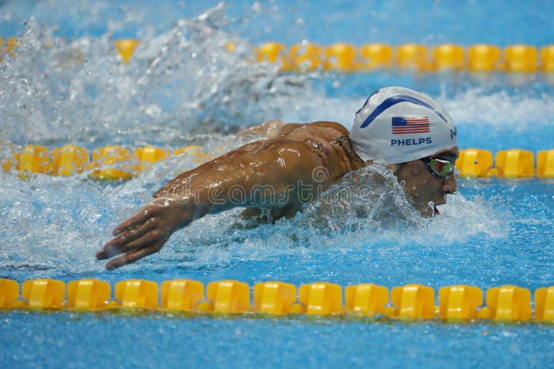 Campeão olímpico Michael Phelps do Estados Unidos que nada a borboleta dos 200m dos homens no Rio 2016 Jogos Olímpicos foto de stock royalty free Campeão olímpico Michael Phelps do Estados Unidos que nada a borboleta dos 200m dos homens no Rio 2016 Jogos Olímpicos foto de stock royalty free