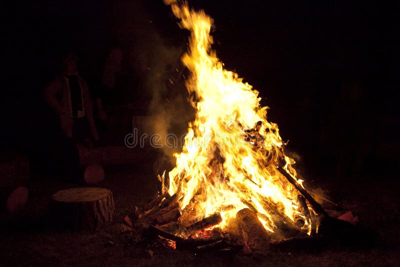 campfire romantic night countryside