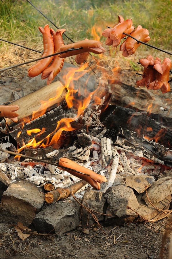campfire över korvar fotografering för bildbyråer campfire över korvar fotografering för bildbyråer