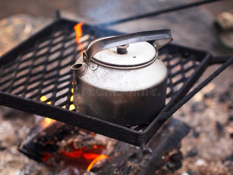 paperback Christendom Maken Campfire Theepot Over Vuur Die Koffie En Thee Maakt Op De Campus Stock Foto  - Image of heet, openlucht: 208945880