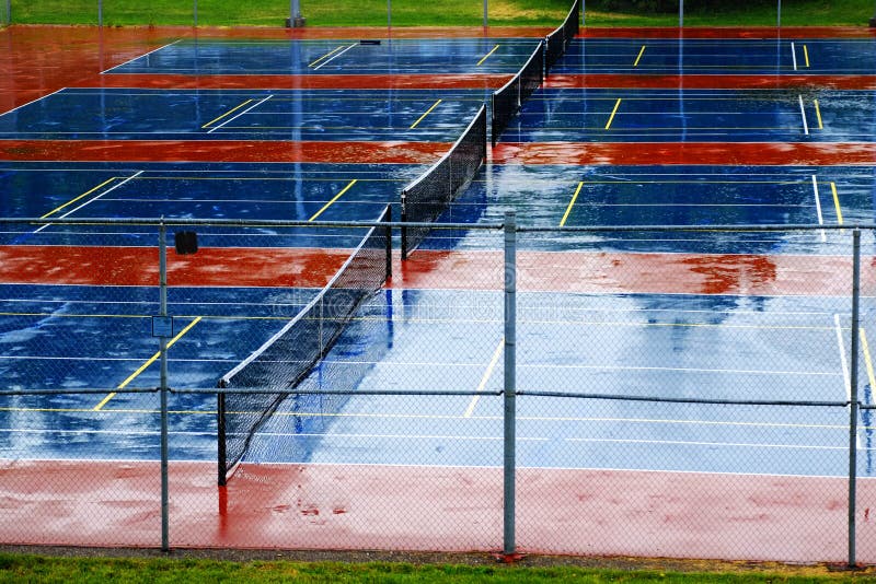 Campi da tennis in pioggia Storn con acqua fotografia stock libera da diritti Campi da tennis in pioggia Storn con acqua fotografia stock libera da diritti