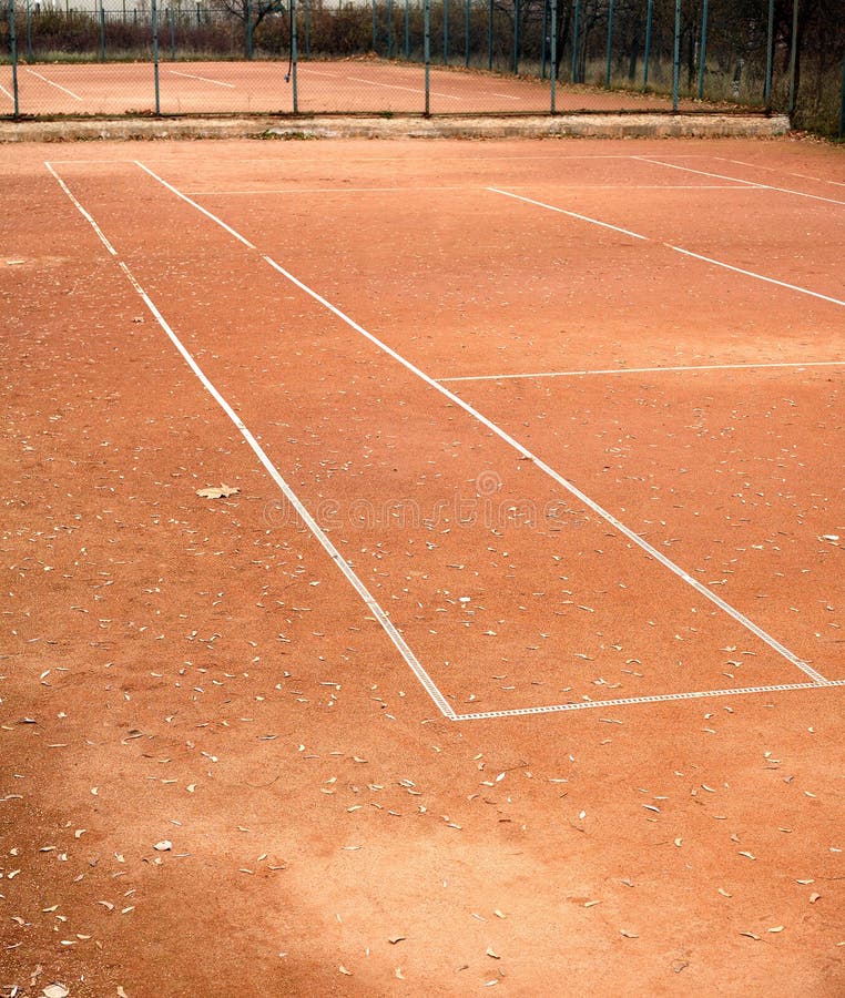 Campi da tennis vuoti nel parco di autunno fotografia stock libera da diritti Campi da tennis vuoti nel parco di autunno fotografia stock libera da diritti