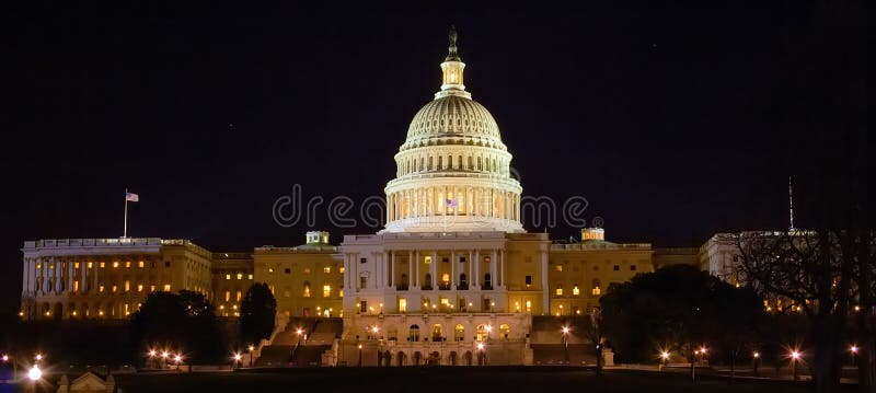 Campidoglio che costruisce alla notte, Washington DC immagini stock libere da diritti Campidoglio che costruisce alla notte, Washington DC immagini stock libere da diritti