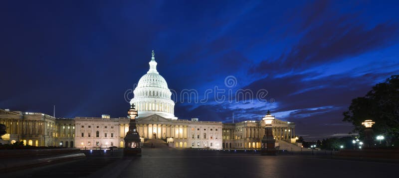Campidoglio degli Stati Uniti che costruisce facciata orientale alla notte - lavaggio fotografia stock libera da diritti Campidoglio degli Stati Uniti che costruisce facciata orientale alla notte - lavaggio fotografia stock libera da diritti