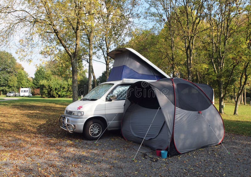 Camping-car et tente sur le terrain de camping images stock Camping-car et tente sur le terrain de camping images stock