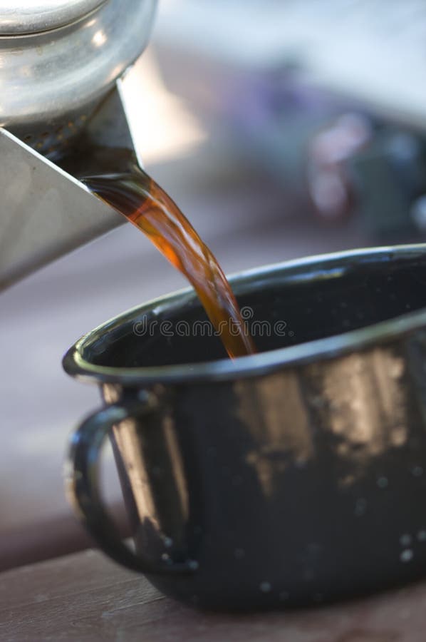 Campeggio caffè sul estate mattina.