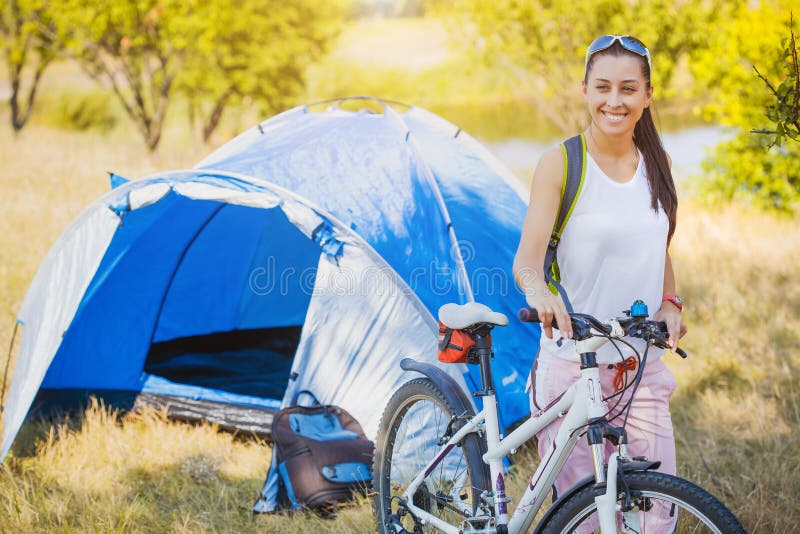 Camping de femme en parc photographie stock Camping de femme en parc photographie stock