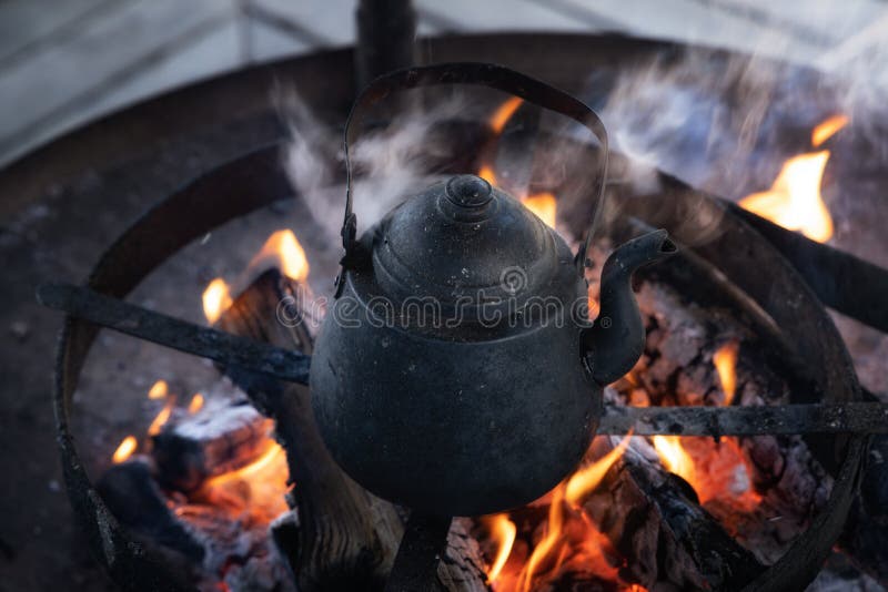 https://thumbs.dreamstime.com/b/camping-kettle-fire-outdoor-campsite-kettle-coffee-camping-camping-kettle-fire-outdoor-183638704.jpg