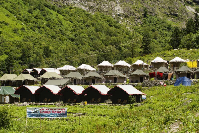 Camping près de Ghangaria, un petit village sur le chemin à Hemkund Sahib, Uttarakhand images libres de droits Camping près de Ghangaria, un petit village sur le chemin à Hemkund Sahib, Uttarakhand images libres de droits