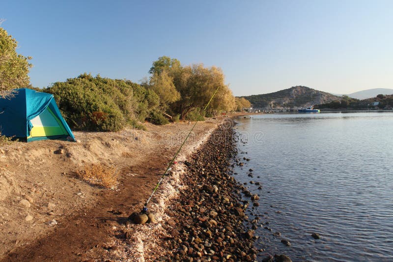 Camping sauvage en bord de mer en turquie. photo libre de droits