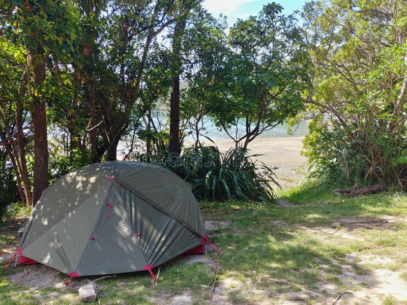 Camping à côté de la plage dans l'ombre photo stock Camping à côté de la plage dans l'ombre photo stock