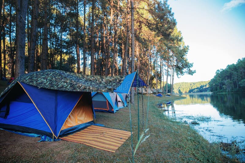 Camping à la rivière photographie stock libre de droits Camping à la rivière photographie stock libre de droits