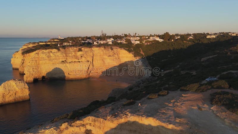 Campingplatz an der Küste mit Lieferwagen und Reisenden mit Blick auf die Algarve Klippen stock video