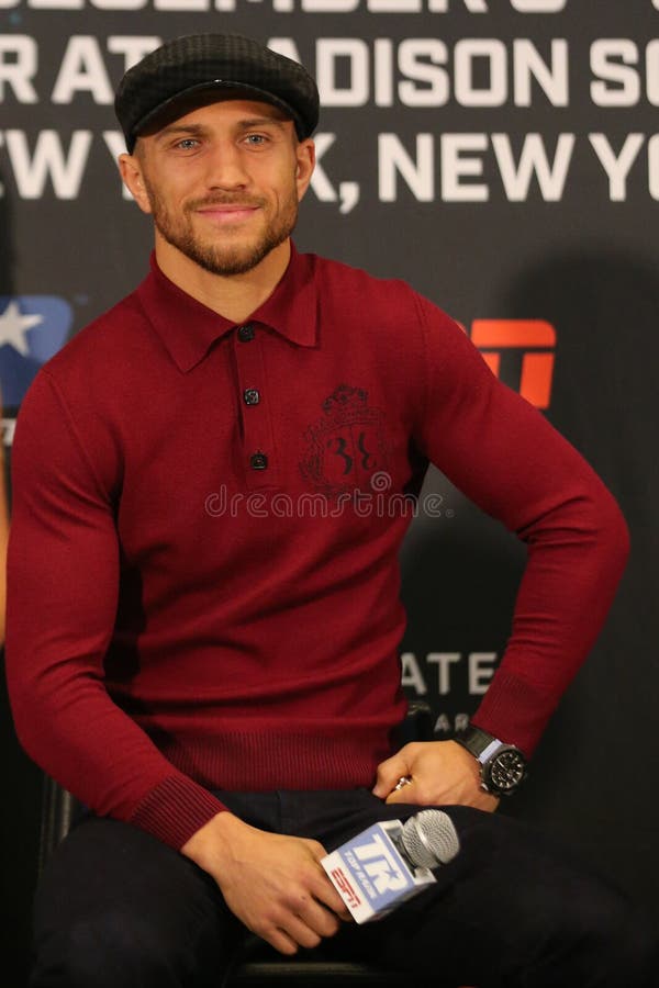 Campione del mondo leggero Vasiliy Lomachenko durante la conferenza stampa finale prima della lotta di unificazione di titolo con immagine stock libera da diritti Campione del mondo leggero Vasiliy Lomachenko durante la conferenza stampa finale prima della lotta di unificazione di titolo con immagine stock libera da diritti
