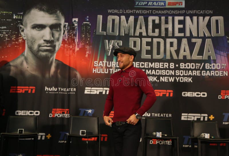 Campione del mondo leggero Vasiliy Lomachenko durante la conferenza stampa finale prima della lotta di unificazione di titolo con fotografia stock Campione del mondo leggero Vasiliy Lomachenko durante la conferenza stampa finale prima della lotta di unificazione di titolo con fotografia stock