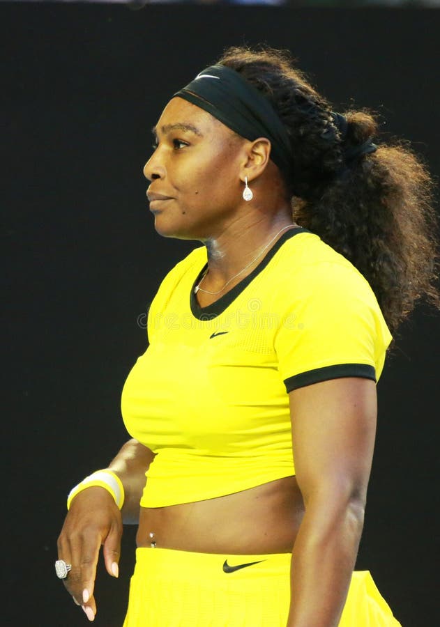 Campione Serena Williams del Grande Slam di venti un volte nell'azione durante la sua partita finale all'Australian Open 2016 fotografia stock libera da diritti Campione Serena Williams del Grande Slam di venti un volte nell'azione durante la sua partita finale all'Australian Open 2016 fotografia stock libera da diritti