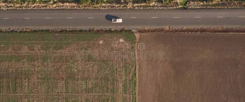 Campo arado ao longo da estrada, vista superior imagem de stock Campo arado ao longo da estrada, vista superior imagem de stock