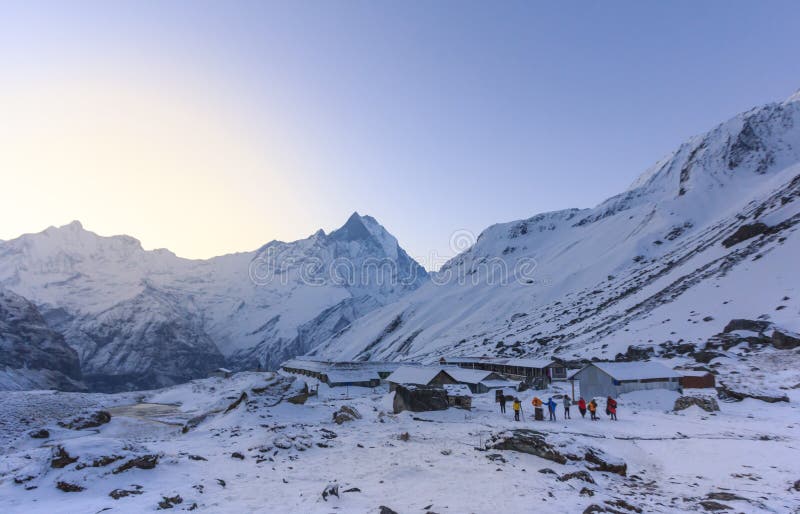 Campo bajo de la montaña de la nieve de Himalaya Annapurna, Nepal imagen de archivo Campo bajo de la montaña de la nieve de Himalaya Annapurna, Nepal imagen de archivo
