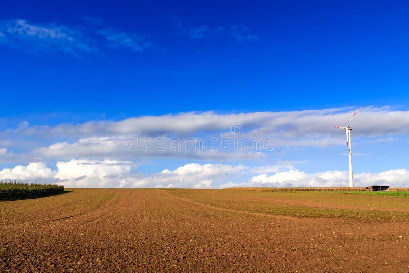 Campo con il generatore eolico fotografie stock Campo con il generatore eolico fotografie stock