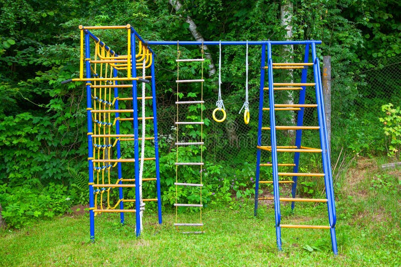 Campo da giuoco del ` s dei bambini nella natura, all'aperto immagini stock Campo da giuoco del ` s dei bambini nella natura, all'aperto immagini stock