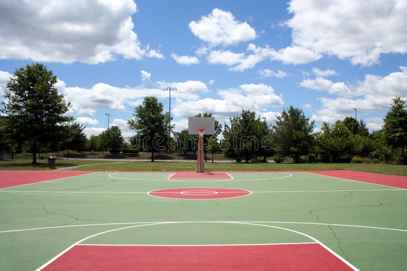 Campo De Basquete Perto De Um Playground Brooklyn Ny Usa Foto Editorial -  Imagem de blecaute, cidade: 251140546