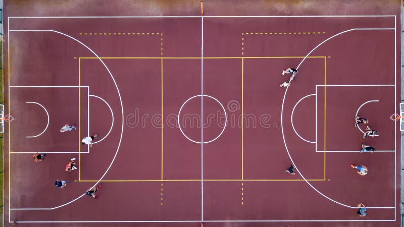 Jogo de basquetebol com bola e campo