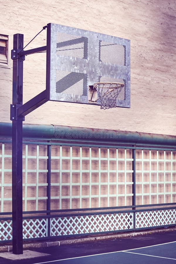 Cesta de basquete em um campo de jogos de bairro em nova york