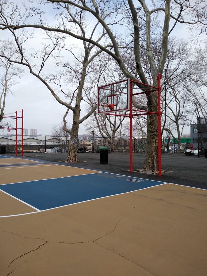 Campo De Basquete Perto De Um Playground Brooklyn Ny Usa Foto Editorial -  Imagem de blecaute, cidade: 251140546